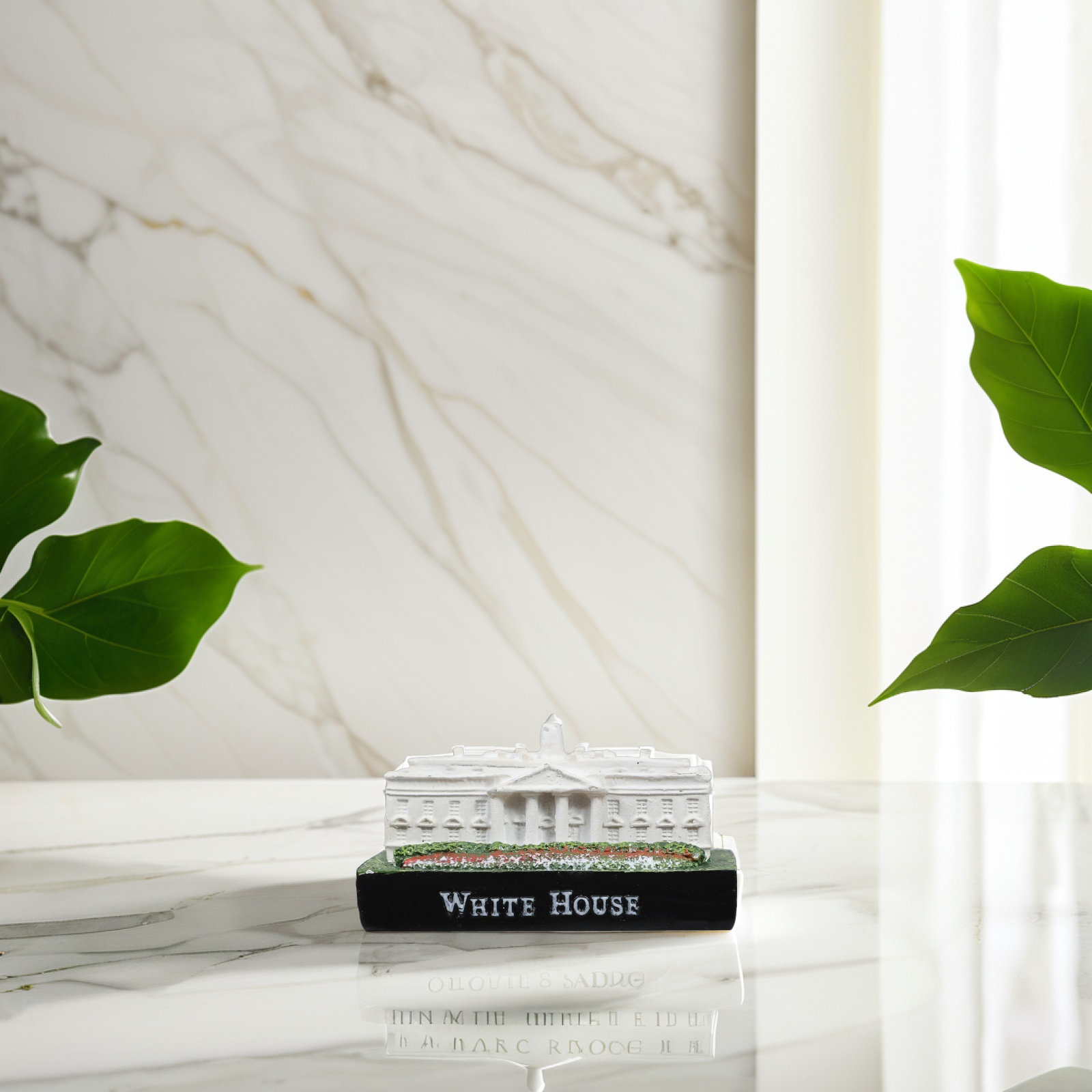 Elegant White House Resin Stat - Office Technologies recension och pris